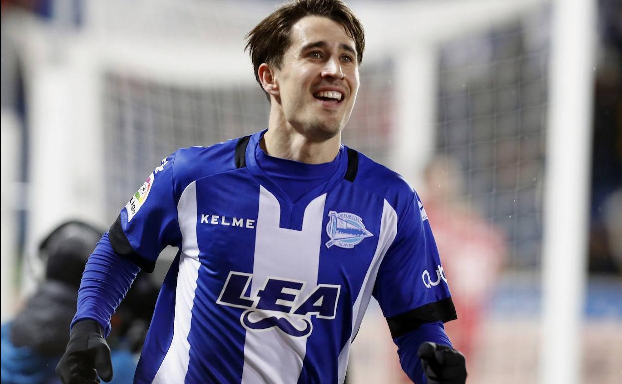 El delantero Bojan Krkic, con la camiseta del Alavés, ha conversado este miércoles con Ibai. 