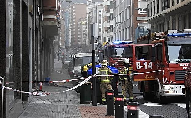 Los bomberos trabajan a la altura de las galerías Isalo, en su salida hacia Iparragirre