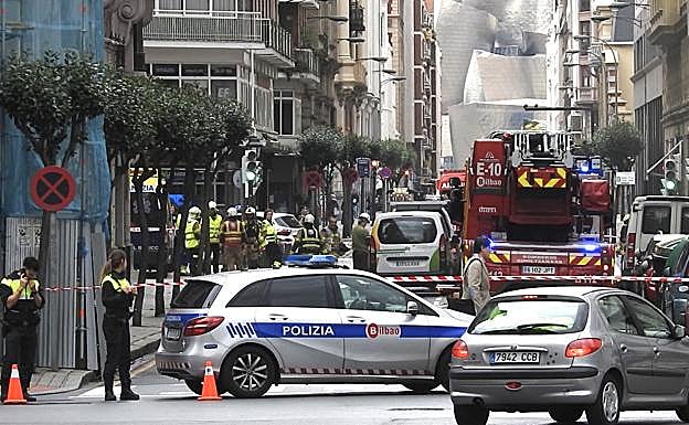 Imagen principal - Un incendio en un transformador deja sin luz a unos 200 vecinos del centro de Bilbao