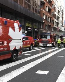Imagen secundaria 2 - Un incendio en un transformador deja sin luz a unos 200 vecinos del centro de Bilbao