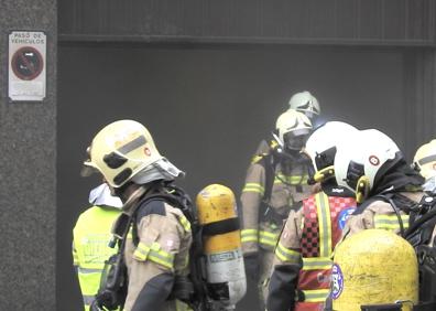Imagen secundaria 1 - Un incendio en un transformador deja sin luz a unos 200 vecinos del centro de Bilbao