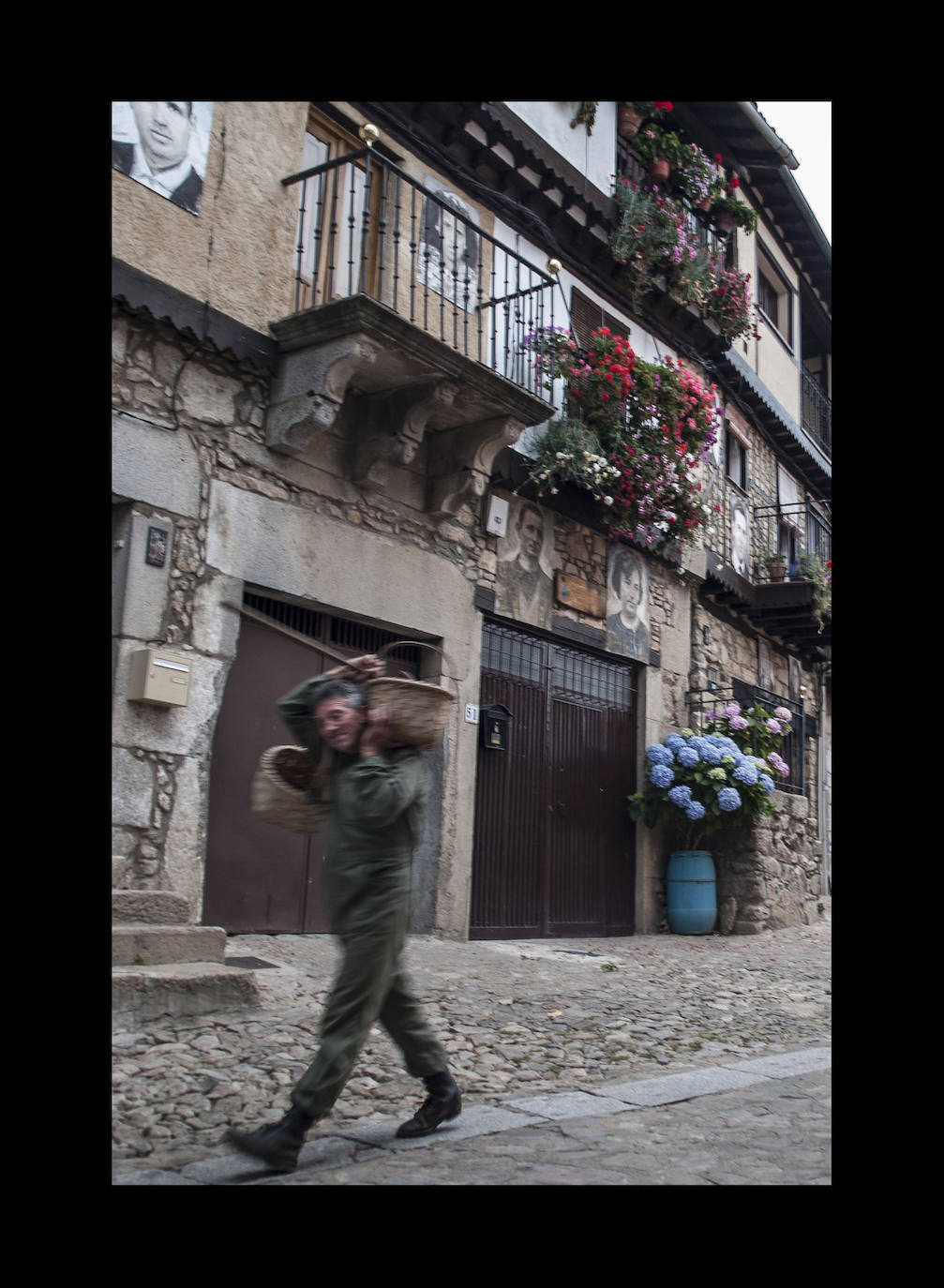 El pueblo ha conservado perfectamente hasta nuestros días su arquitectura civil de tramonera y piedra. Destaca su agricultura en terrazas perfectamente integradas en la naturaleza. Un aldeano recorre la calle Miguel Ángel Maíllo, donde fachadas y balcones lucen engalanados con macizos de geranios y hortensias