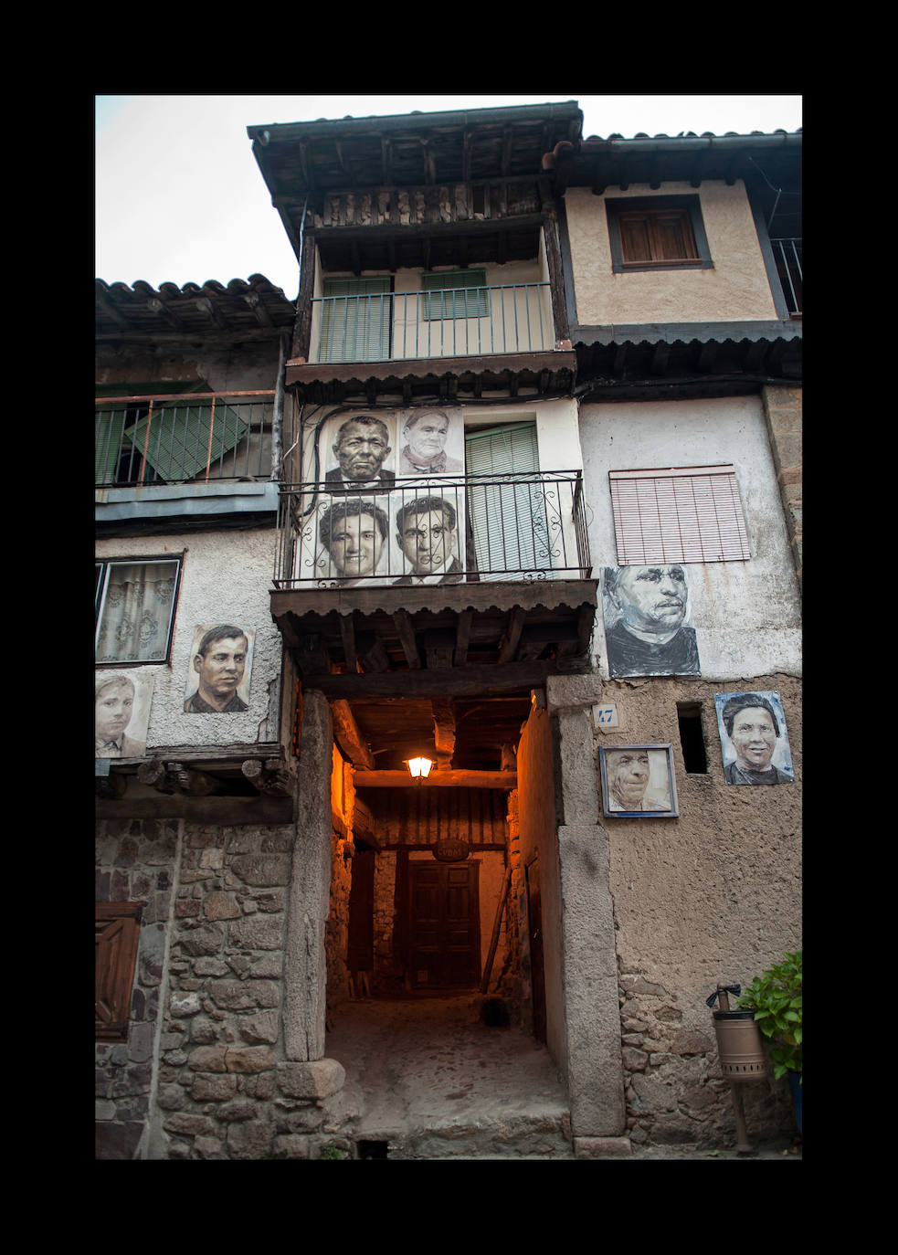 Los retratos son un regalo del artista a los vecinos de Mogarraz, que se niegan a descolgarlos después de que el curioso detalle se convirtiera en la tarjeta de presentación del pueblo hasta el punto de robar protagonismo a sus soportales, galerías y balconadas