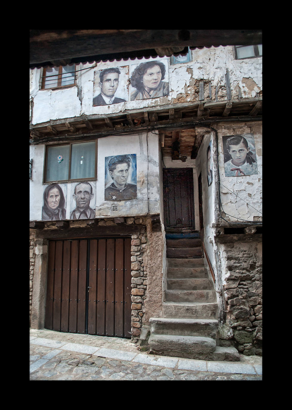 El fotógrafo autor de las fotos originales se llamaba Alejandro Martín y con el tiempo se convirtió en el primer alcalde que tuvo el pueblo en democracia. Familias enteras aparecen retratadas y expuestas a la curiosidad popular.