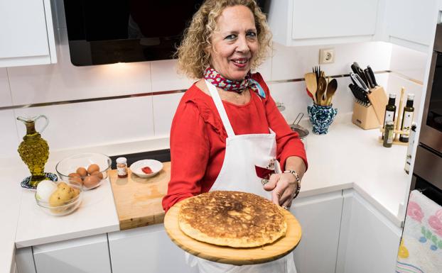 Bea Martín, del Basaras, con una tortilla recién hecha. 