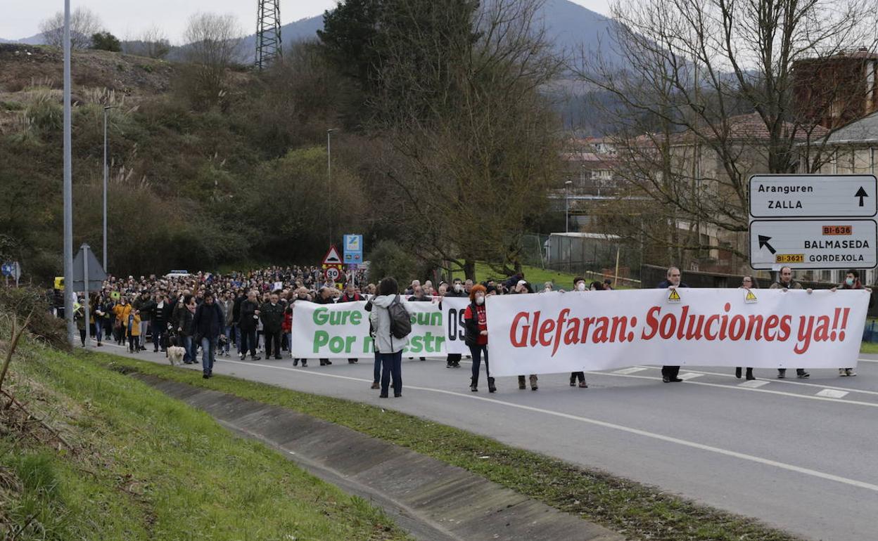 Manifestación, el pasado mes de enero, en Güeñes para pedir el cierre de la planta de Glefaran de biomasa. 