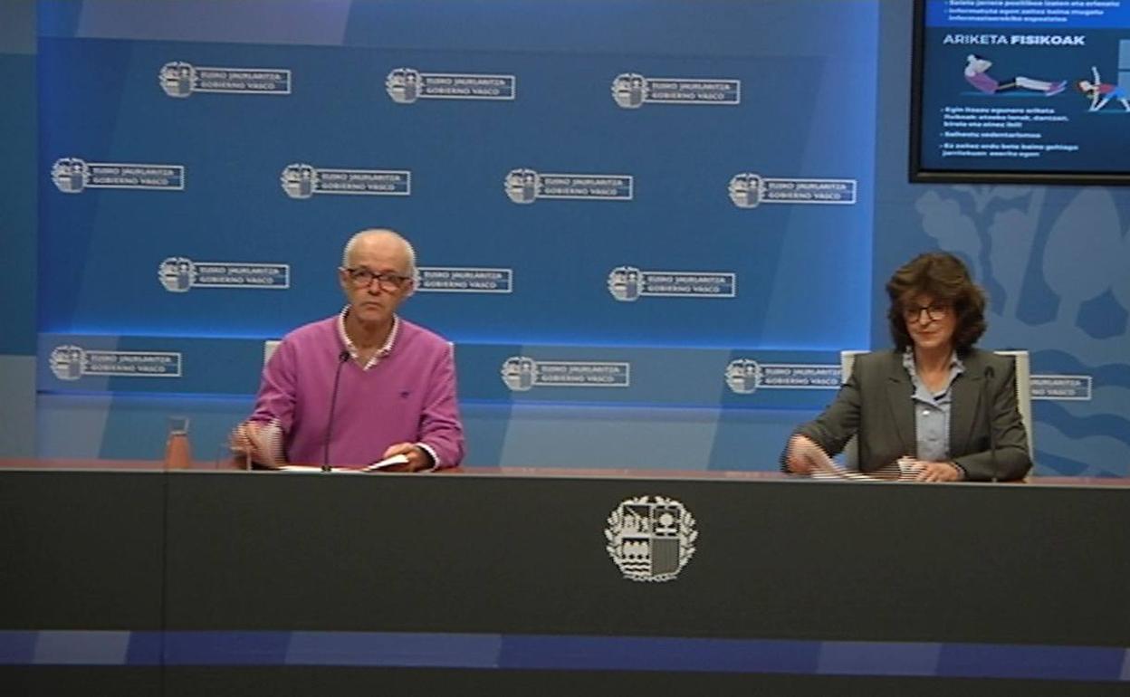 Juan José Aurrekoetxea y la consejera Murga, este jueves ante los medios.