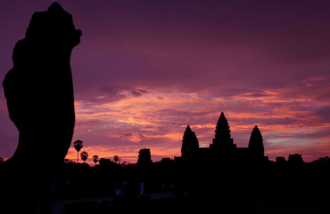 El sol sale sobre el templo de Angkor Wat (Camboya) en la provincia de Siem Reap.