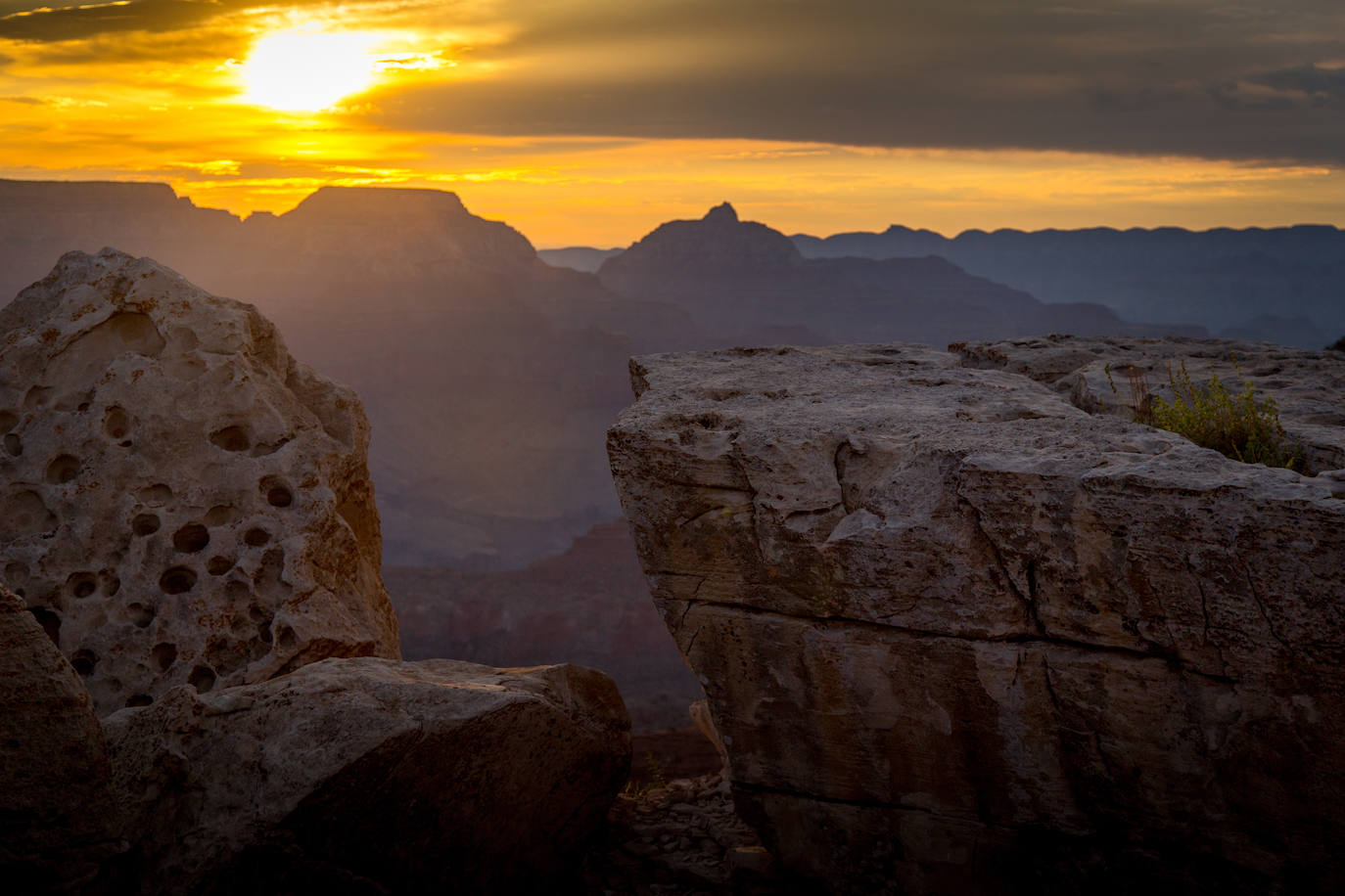 Otra vista del anochecer del Gran Cañón del Colorado, en el estado de Arizona, Estados Unidos.