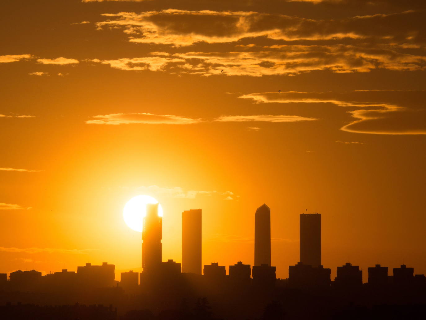 El sol pierde fuerza en un anochecer en Madrid.