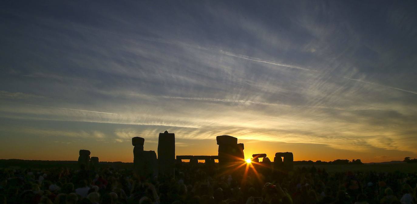 Amanecer en Stonehenge. Cientos de personas se reúnen en el emblemático lugar todos los años para ver salir el sol la primera mañana del verano.
