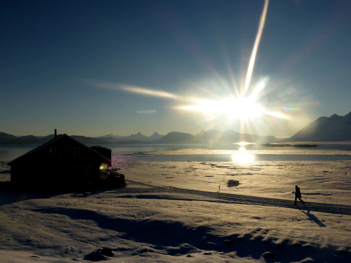 Imagen de la denominada "superluna de sangre azul" en Longyearbyen, Svalbard (Noruega). En la foto, la Luna se tiñó de color rojizo debido a un eclipse lunar total que ocurrió además cuando el satélite se encuentra en el punto más cercano a la Tierra, un fenómeno seguido por millones de personas en medio mundo.