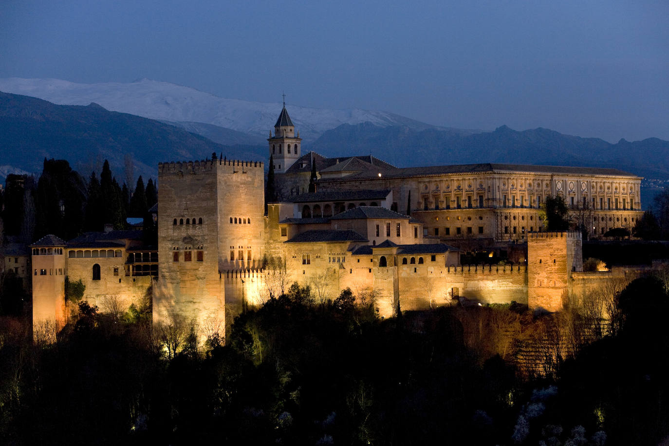 Atarceder en La Alhambra, con Sierra Nevada en la parte posterior, visto desde el Mirador San Nicolás en el barrio del Albaicín en Granada.