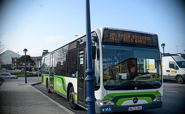 Un bizkaibus estacionado en una parada.