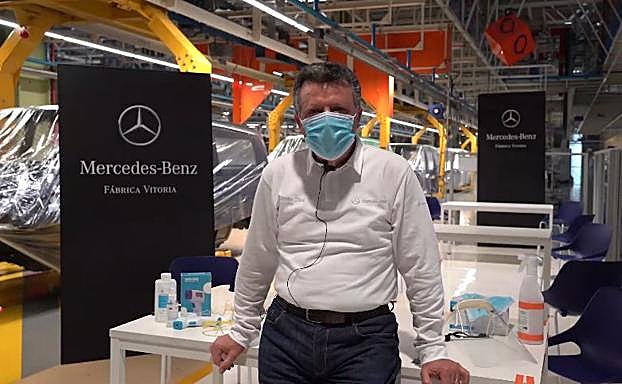 Titos arranca el video en el que se dirige a sus trabajadores protegido con una mascarilla pero luego se la quita para hablar.