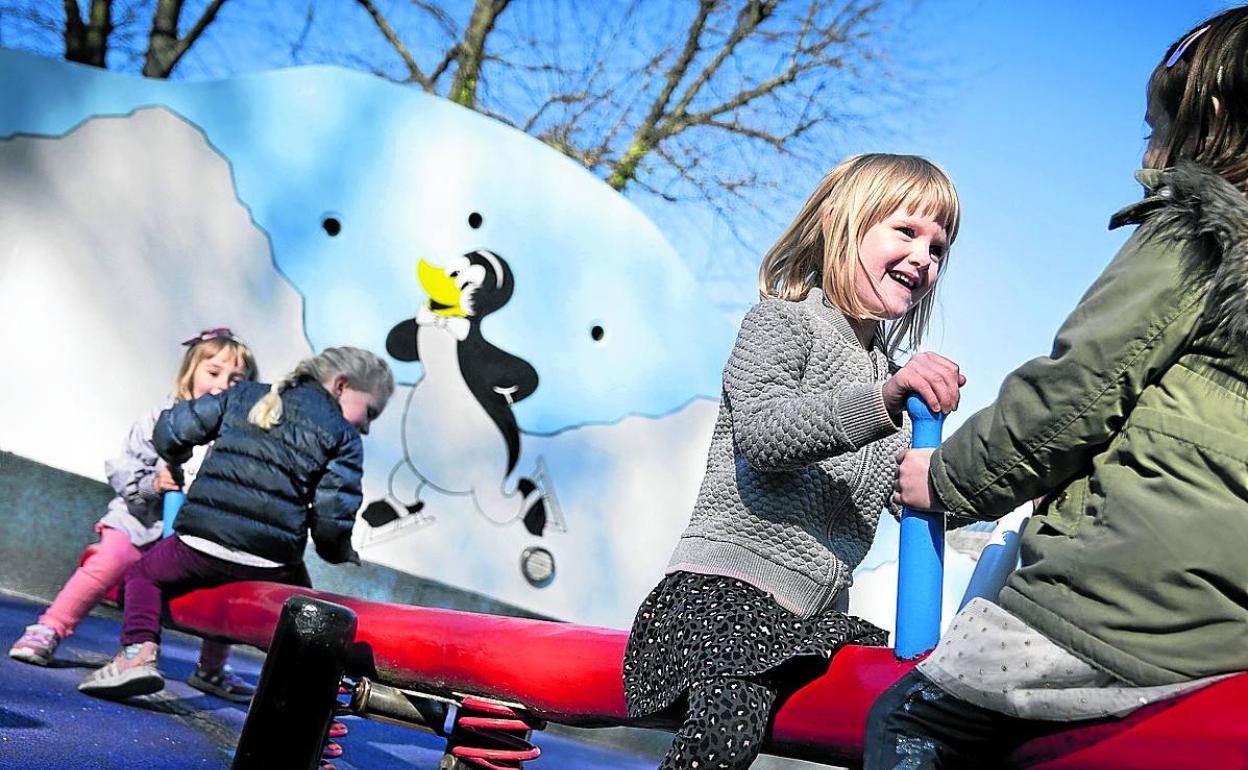 Unos niños juegan en un parque de Dinamarca, el primer país en poner fin a las restricciones. 