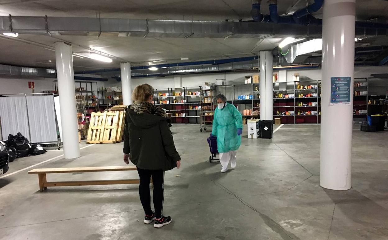 Reparto de alimentos a las familias en el hospital San Juan de Dios. 