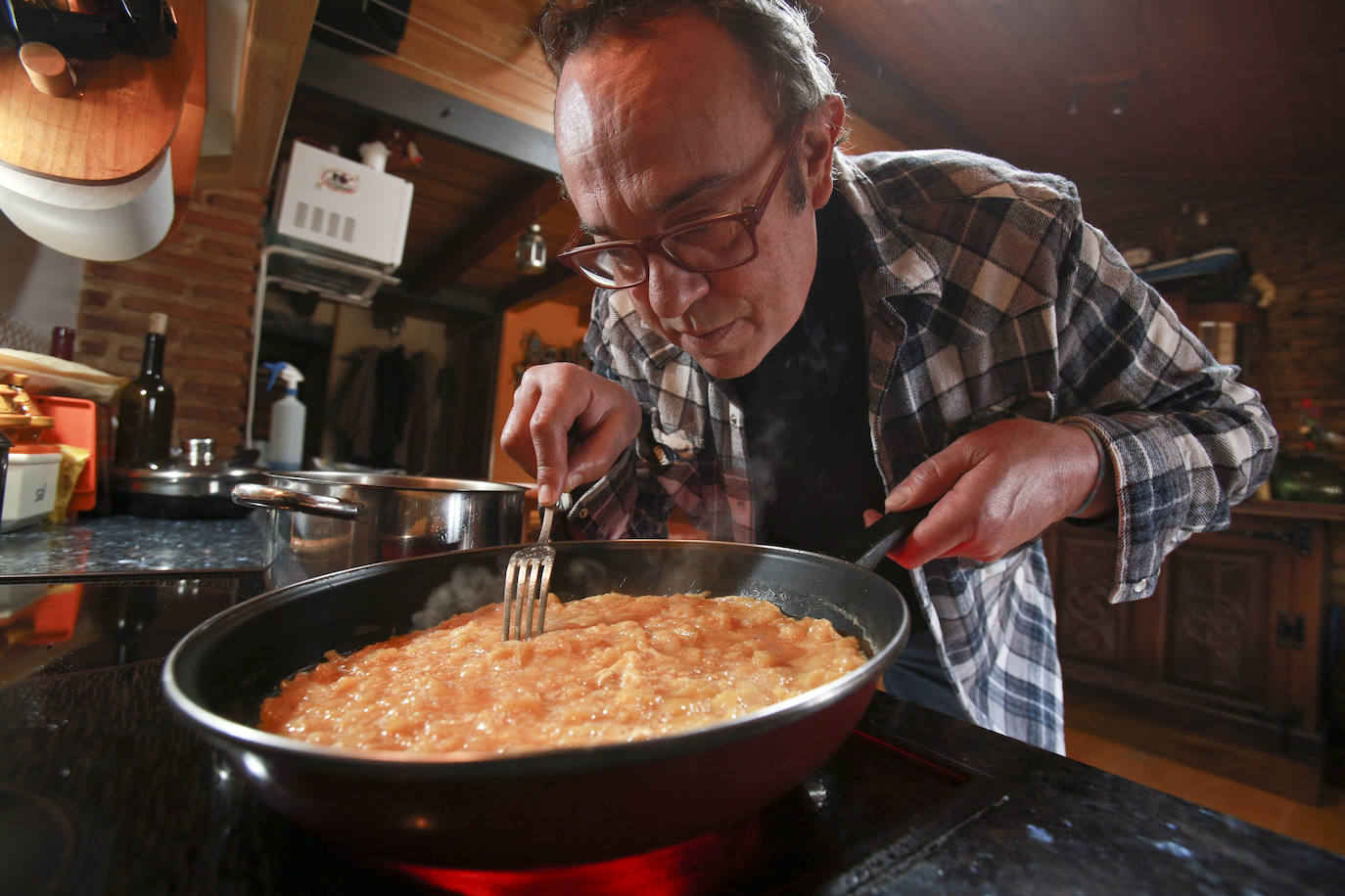 Jon Sagasta recrea en su casa de Vitoria la mítica tortilla manchada con jugo de chorizo de Meano del Naroki. 