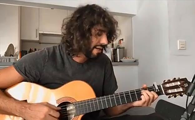 Mikel Izal anima San Prudencio con sus canciones para EL CORREO: «Es un día luminoso que volverá»