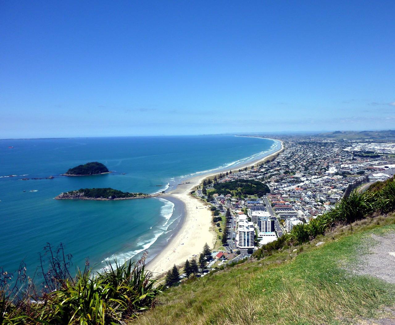 Tauranga (Nueva Zelanda) es la localidad poblada a más distancia. 