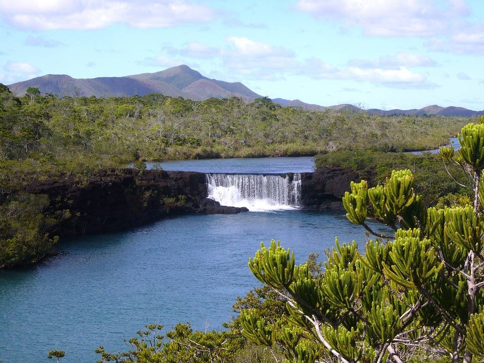 Si quieres irte a las playas más alejadas, Nueva Caledonia es tu destino ideal. El archipiélago, con capital en Numea, te pilla cerca si pasas unos días en Australia o Nueva Zelanda. En medio del Pacífico, tiene algunas de las playas más espectaculares del mundo, rodeadas de arrecifes de coral.