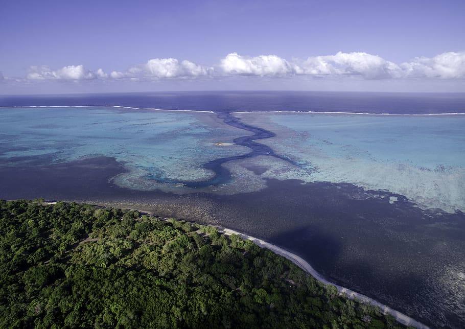 Si quieres irte a las playas más alejadas, Nueva Caledonia es tu destino ideal. El archipiélago, con capital en Numea, te pilla cerca si pasas unos días en Australia o Nueva Zelanda. En medio del Pacífico, tiene algunas de las playas más espectaculares del mundo, rodeadas de arrecifes de coral.