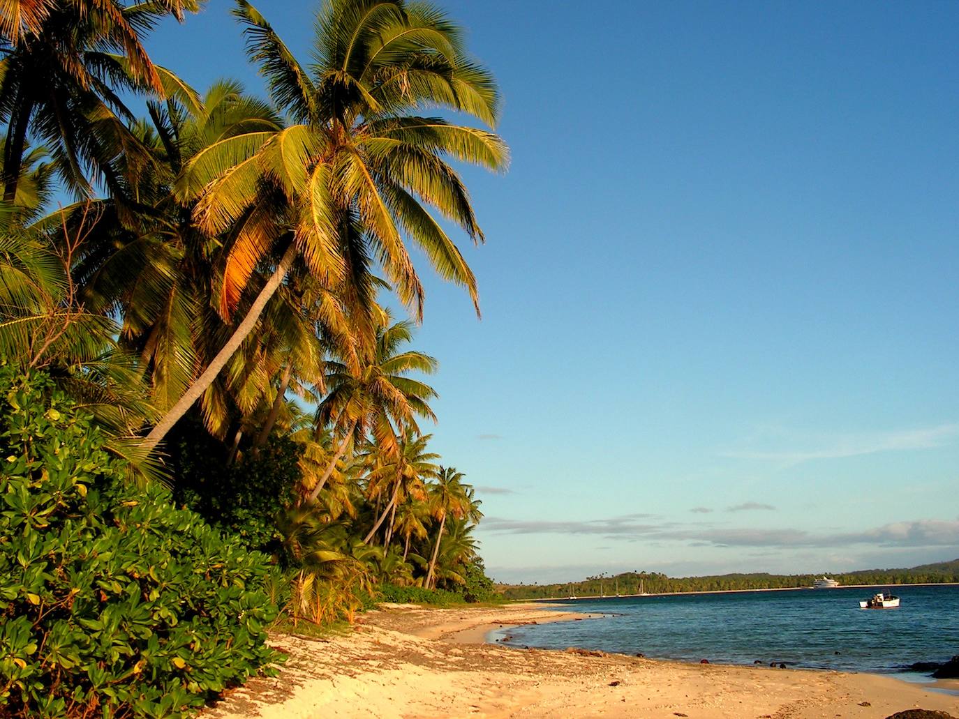 Con sus aguas cristalinas, Fiji y sus 333 islas albergan una de las mayores reservas de animales marinos del mundo. Con largas playas de arena blanca y palmeras, están a más de 17.600 kilómetros. Un destino donde olvidarse de todo.