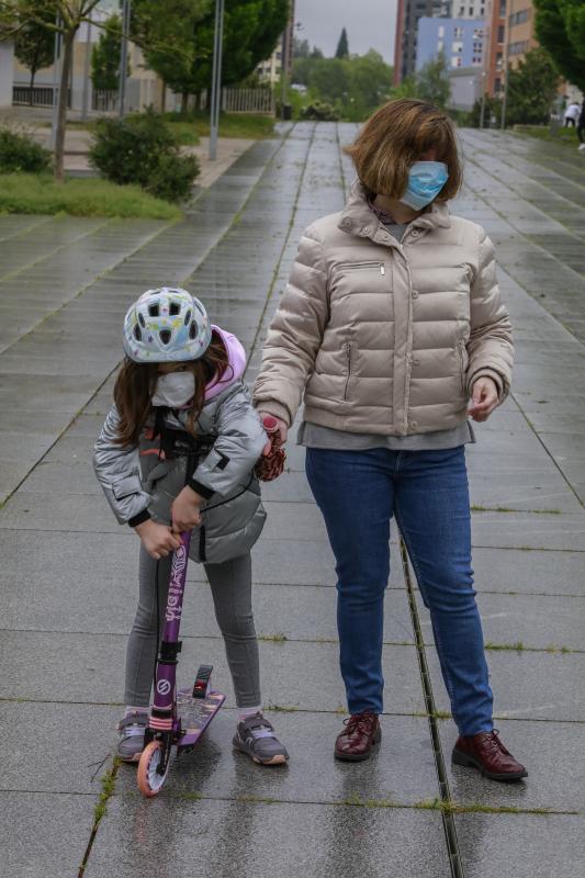 Fotos: Más de 48.000 niños alaveses ya pueden salir a la calle