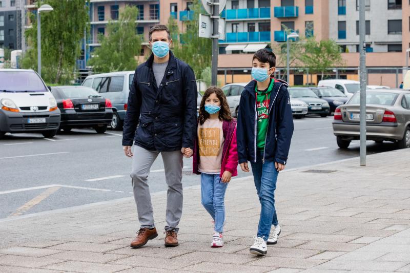 Fotos: Más de 48.000 niños alaveses ya pueden salir a la calle