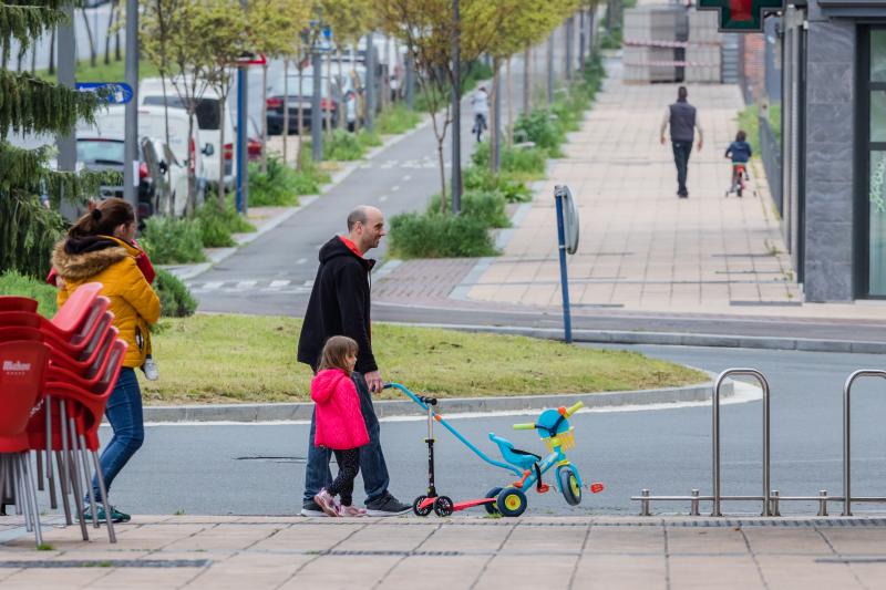 Fotos: Más de 48.000 niños alaveses ya pueden salir a la calle