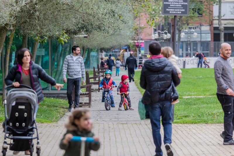 Fotos: Más de 48.000 niños alaveses ya pueden salir a la calle
