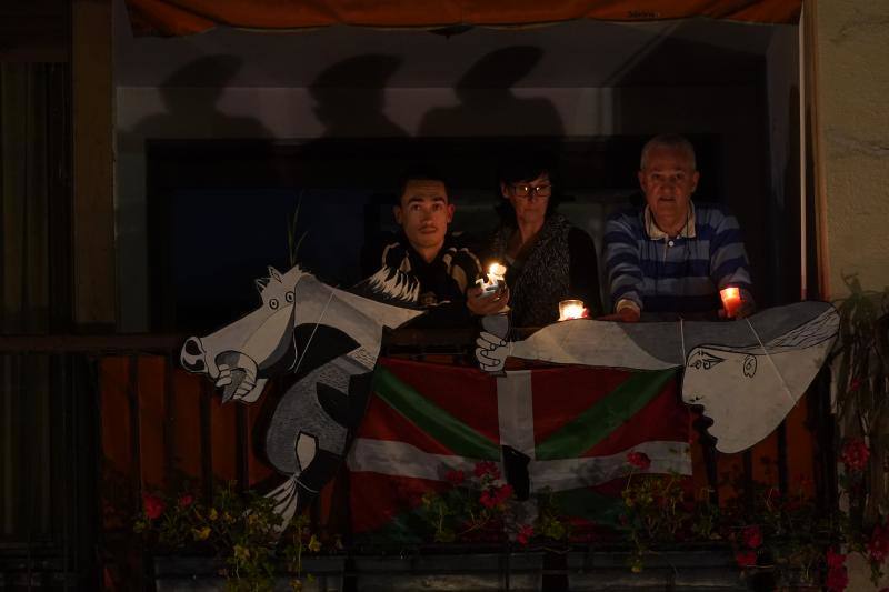 Fotos: Los balcones de Gernika se llenan de velas por la paz