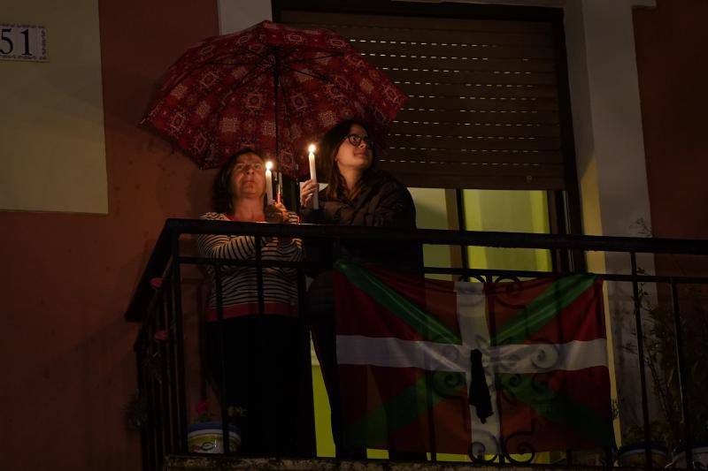 Fotos: Los balcones de Gernika se llenan de velas por la paz