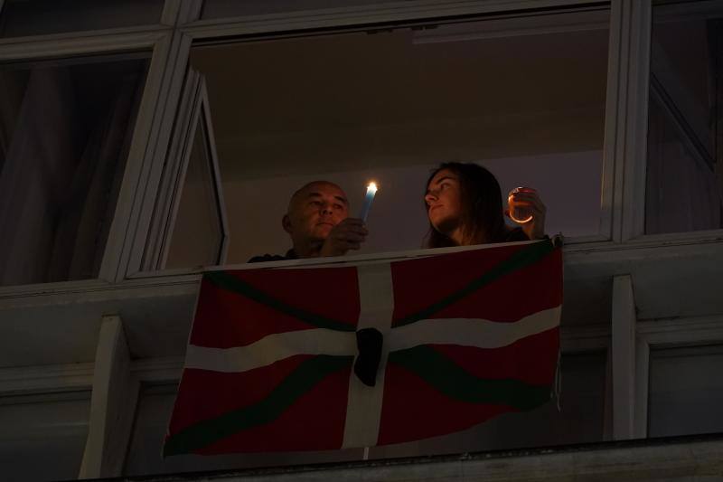 Fotos: Los balcones de Gernika se llenan de velas por la paz