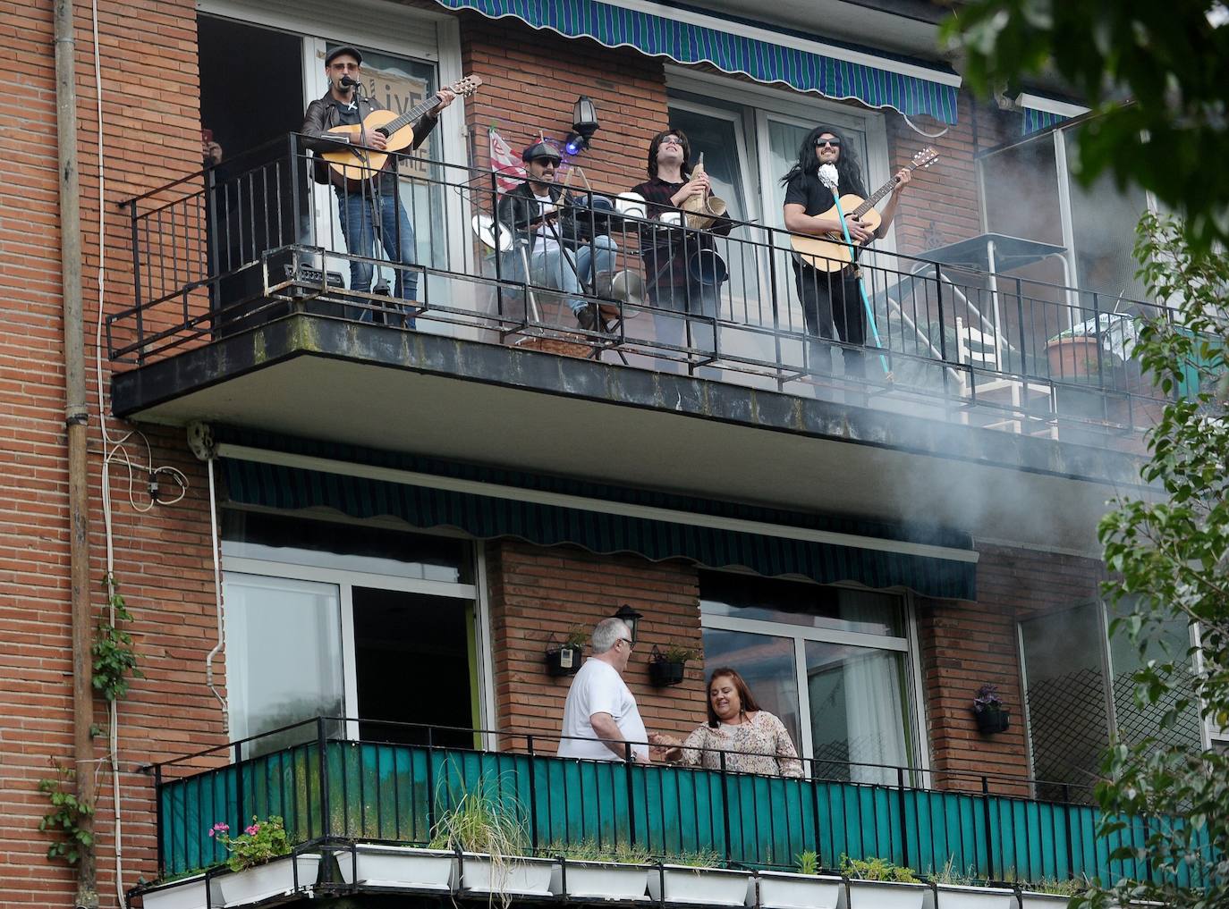 Fotos: El genial concierto de un grupo de amigos de Algorta desde su balcón