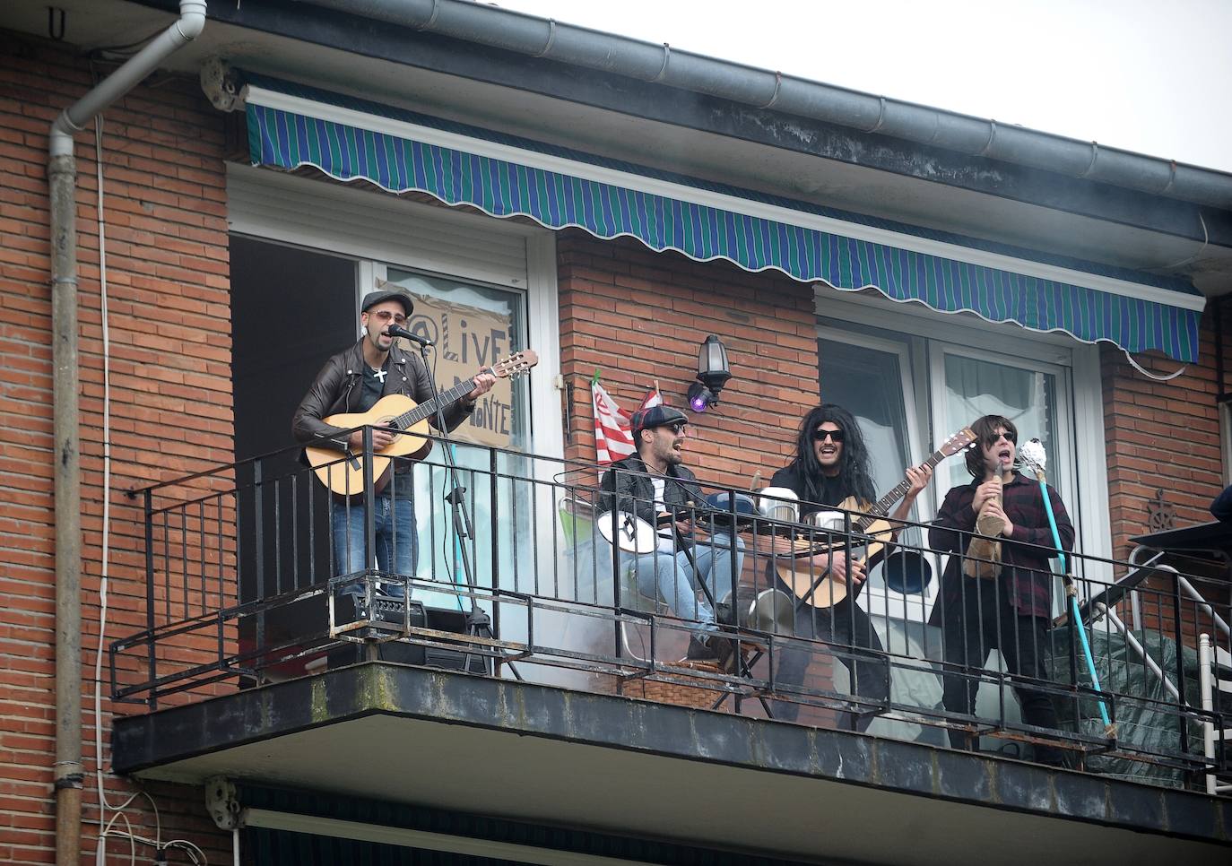 Fotos: El genial concierto de un grupo de amigos de Algorta desde su balcón