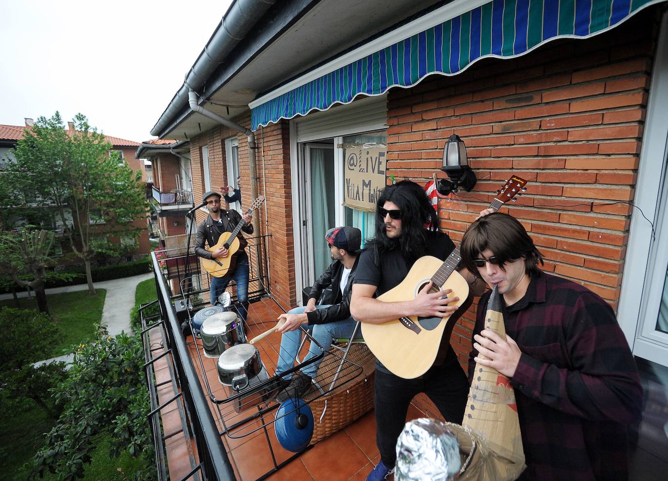 Fotos: El genial concierto de un grupo de amigos de Algorta desde su balcón