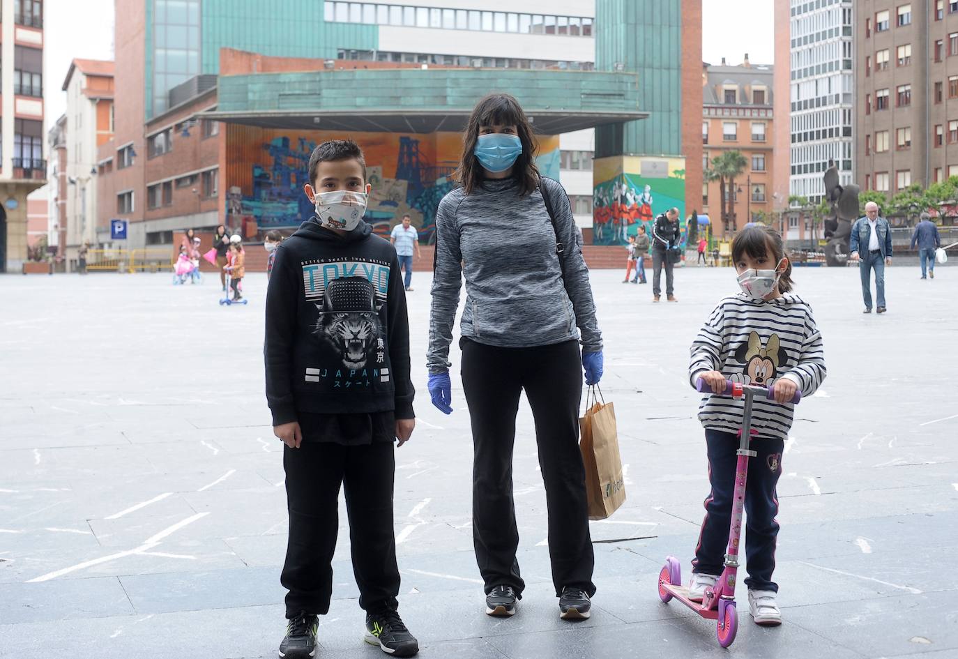 Tras 42 días de confinamiento, los niños han podido disfrutar de una hora de juego en Herriko Plaza, en Barakaldo.