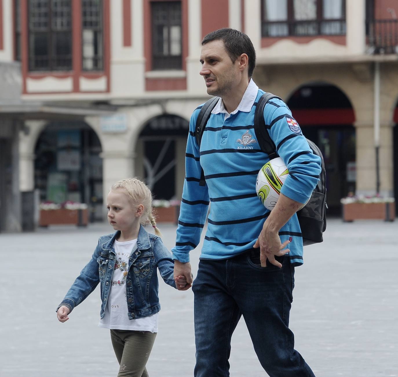 Tras 42 días de confinamiento, los niños han podido disfrutar de una hora de juego en Herriko Plaza, en Barakaldo.