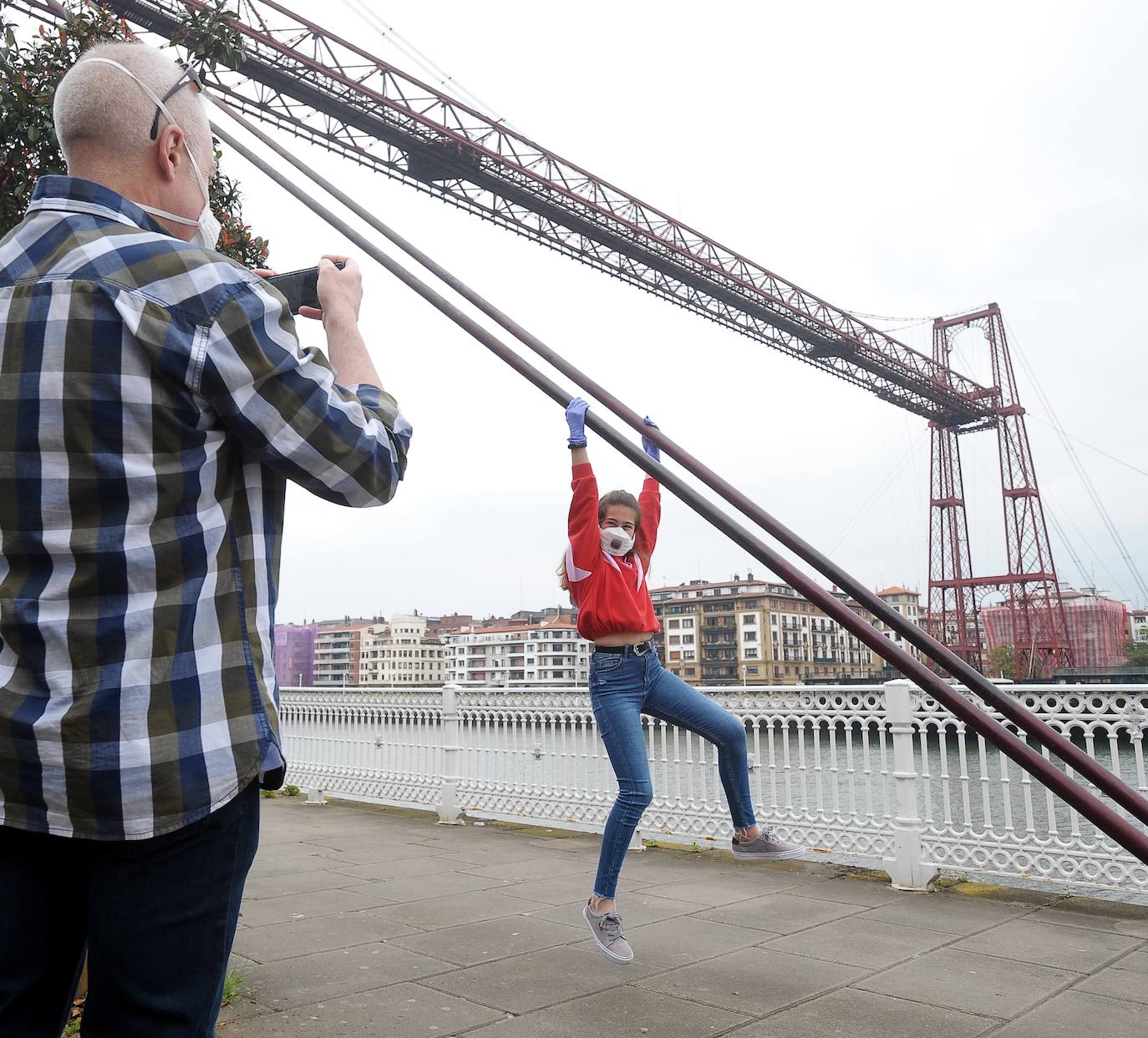 Paseo dominical con los niños en las inmediaciones del Puente Colgante, en Portugalete.