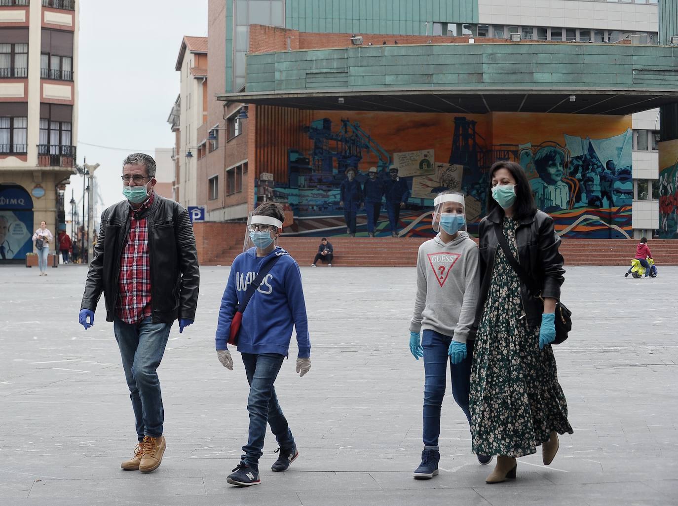 Tras 42 días de confinamiento, los niños han podido disfrutar de una hora de juego en Herriko Plaza, en Barakaldo.
