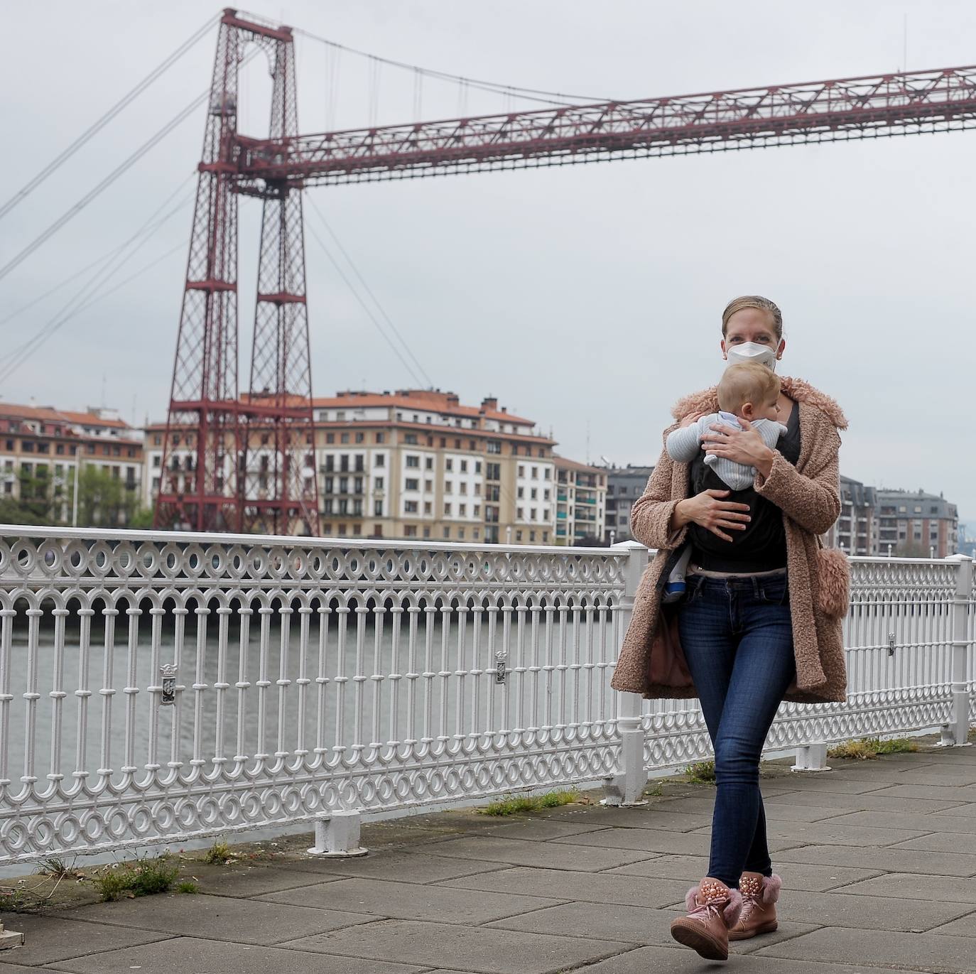 Paseo dominical con los niños en las inmediaciones del Puente Colgante, en Portugalete.