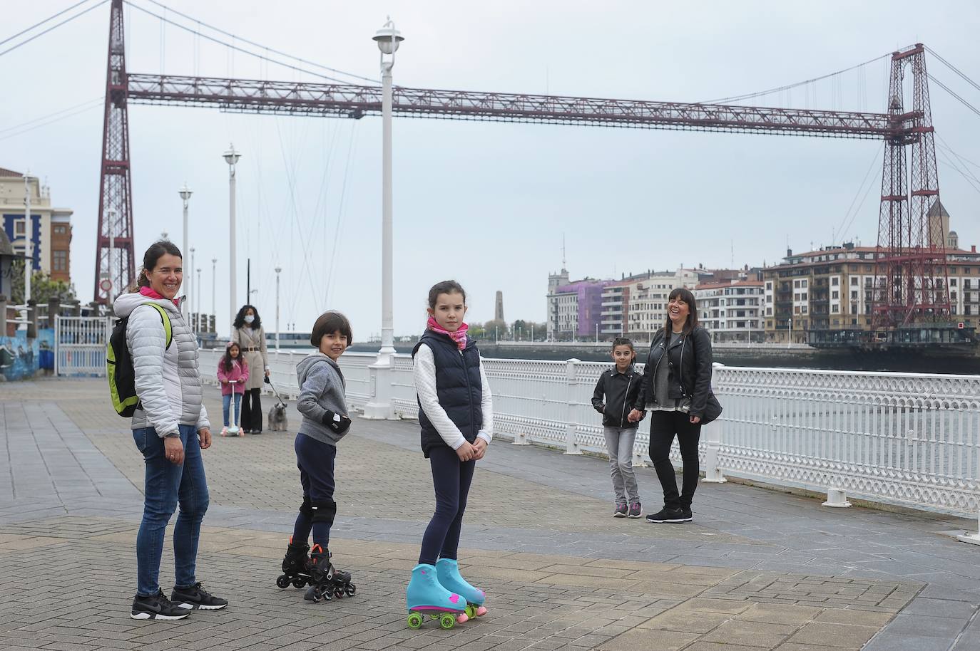 Paseo dominical con los niños en las inmediaciones del Puente Colgante, en Portugalete.