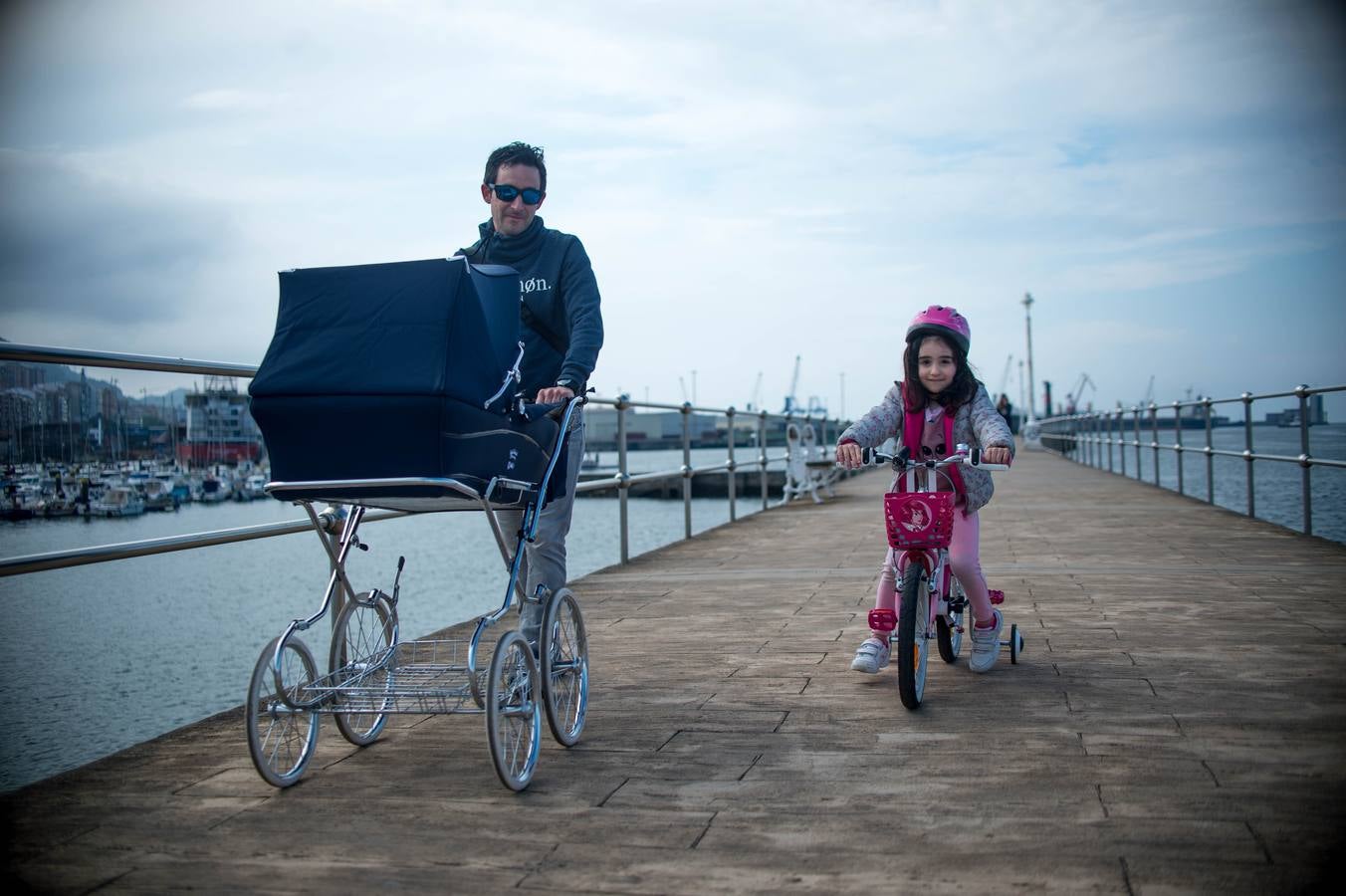 El muelle de Portugalete ocupado este domingo por los más txikis.