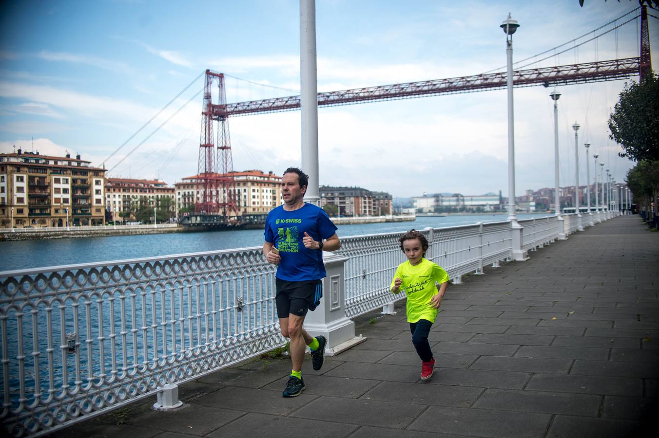Algunos aitas aprovechan para hacer deporte con sus hijos.