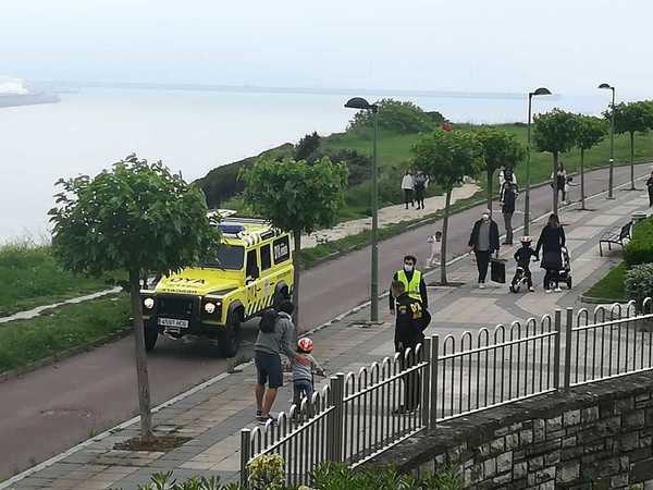 En el entorno de Aixerrota, las bicis y los peques se han hecho dueños del paseo.