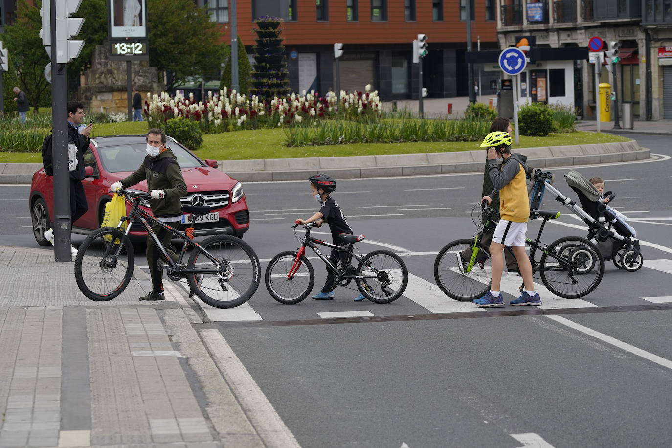 Con las bicicletas al lado del Ayuntamiento.