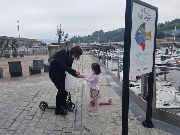 Ilargi no podía estar más contenta con el largo paseo que se ha dado este mediodía por el puerto viejo de Bermeo. Iba con su ama Itsasne.