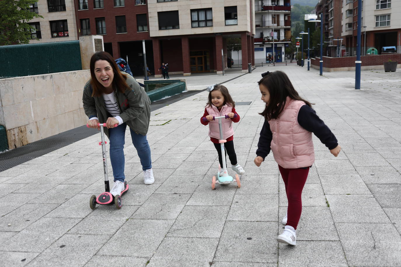 Los mayores disfrutan como niños en Etxebarri.