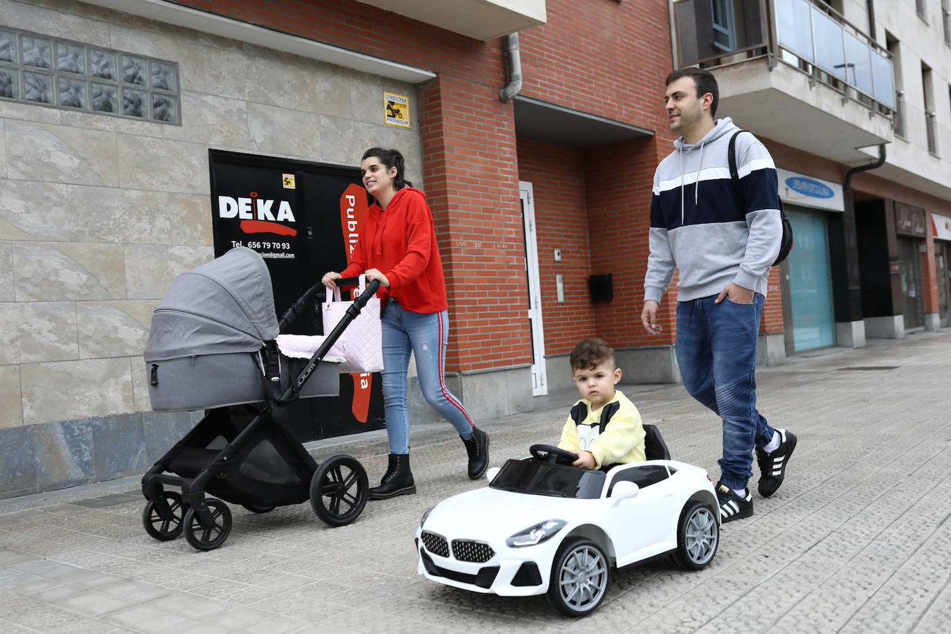 Maitane Ferro y Aitor Sánchez, dos vecinos de la calle Amezola de Etxebarri con sus hijos.